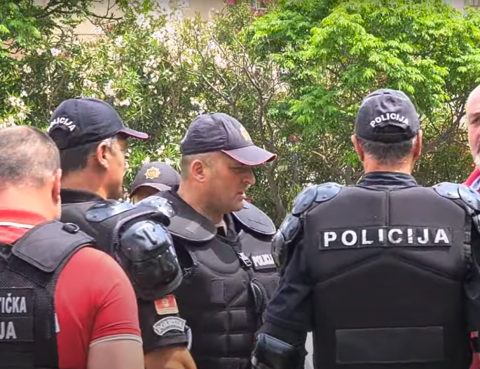 Policijci ispred opštine u Budvi, odbornici tvrde da im je 